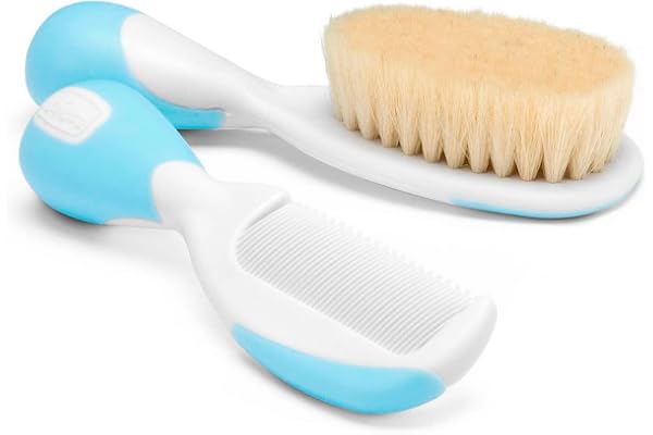 Chicco Ensemble Brosse à Cheveux et Peigne pour Bébé, Brosse à Poils Naturels Doux, Peigne à Bouts Arrondis, Manche Antidérapant, Cadeau de Naissance - Essentiels pour Nouveau-né 0plus Mois, Bleu