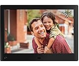 UHR- UND KALENDARFUNKTION: Sie können die Uhr-, Datum- und / oder Kalender-Funktion aktivieren. Diese werden dann transparent über Ihren Bildern angezeigt. Außerdem besitzt der Rahmen einen eingebauten Stereo-Lautsprecher