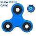 Produktbild zappeln Spinner Glow in the Dark – skywell zappeln Spielzeug für hinzufügen, ADHD, Angst und Autismus Erwachsene Kinder – Stress Relief Spielzeug Hand tri-spinner – gemischt Keramik Kugellager – nicht 3D bedruckt, blau