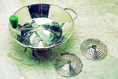 La Brunoise Moulin professionnel à légumes inox. Moulin N°3 inox avec 3 grilles, diamètre 1.5 - 2.5 et 4 mm .