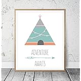 HEART OF PRINT Kinderposter Kinderzimmerbild Spruch ADVENTURE AWAITS mit Tipi Zelt - für Jungen und Mädchen, Baby, Kind - Geschenkidee zur Geburt, Taufe, Geburtstag; Poster Kinderzimmer, Wandbild, Sprücheposter, Motivation - ungerahmt