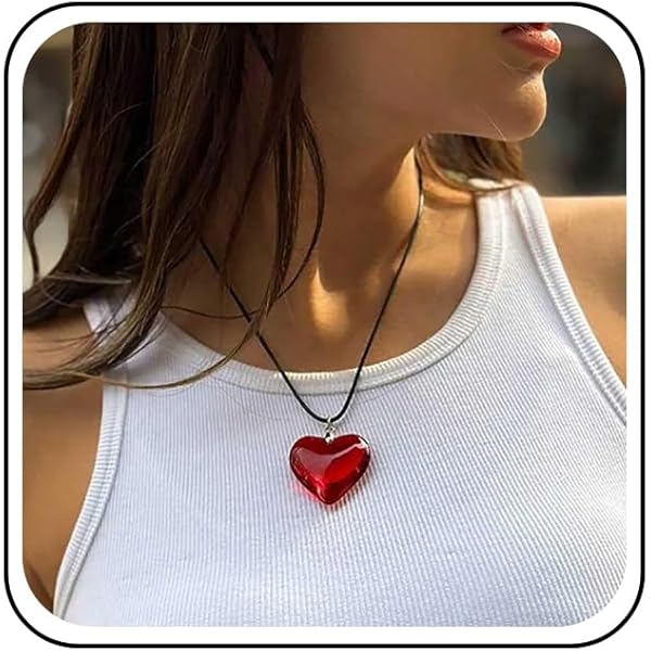 Collana Del Cuore E Vesto Rosso Dal Raso Fotografia Stock - Immagine - Foto 13