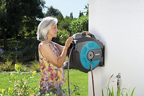 Gardena 8025-20 Schlauchbox Comfort 35 roll-up automatic Li; zur Wandmontage (Einzug über Lithium Ionen Akku per Tastendruck; Box um 180 Grad schwenkbar) Schlauchlänge 35 m - 2