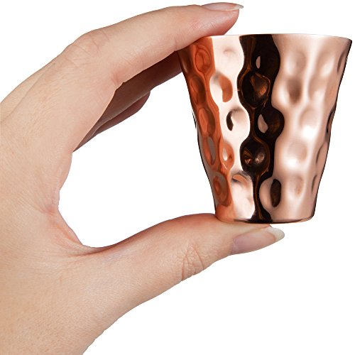 Moscow Mule Kupferbecher: 2er Set – Enthält 2 x 18oz Becher, 2 x Untersetzer, 2 x Strohhalme, 1 x Shotglas in Geschenkbox mit Bonus Cocktail-Rezepte-eBook – 100% Kupferzubehör – Handgemachter Trinkbecher in Roosevelt-Optik mit Hammerschlag-Effekt – Das Perfekte Geschenk für Hochzeiten, Jahrestag, Hochzeitstag, Geburtstag oder Weihnachten für Sie oder Ihn - 4