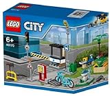 Enthält unterschiedliche baubare Stadtelemente wie eine Straßenlaterne, eine Verkehrsampel, einen Fahrradständer, einen Springbrunnen, Pflanzen, ein Pförtnerhäuschen mit schließbarer Schranke, eine Kiste mit Obst und Gemüse, ein Verkehrsschild und Sticker.