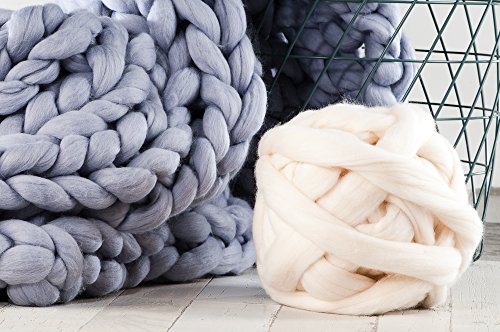 MEROLINO dicke, flauschige, extrem hochwertige Merino Wolle | 3cm starkes Garn | Wolle zum Stricken von Decken, Schals, Überwürfen | extrem weich, nicht chemisch behandelt (weiß) - 2