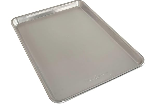 Nordic Ware 45300 Naturals Baker's Quarter Sheet Aluminium Tray, Premium Bakeware to Bake and Reheat Small Meals, Made in The USA, Silver