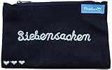 Das dunkelblaue Mäppchen ist mit der blauen Stickerei Siebensachen in Schnörkelschrift verziert, drei aufgestickte Herzen unterstreichen das niedliche Design des Etuis zusätzlich