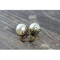 Klassische Vintage Ohrringe mit Perlen in creme