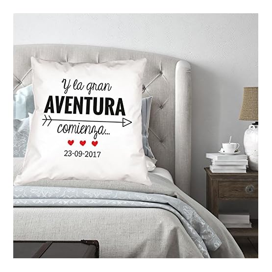 Un Regalo romántico para Enamorados, un cojín Personalizado con el diseño Y la Aventura Comienza… Un Regalo para… - Imagen 4