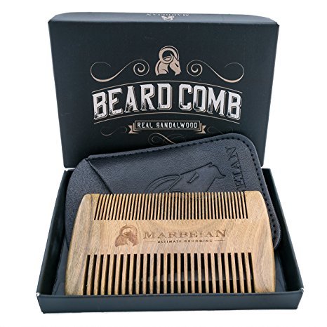 Bartkamm, fein- und grobgezähnt, in Kunstlederetui mit Geschenkschatulle. Handgefertigter Kamm aus Sandelholz mit wunderbarem Duft für Bartträger. Gut verwendbar zusammen mit Bartöl und Balsam. Bestellen Sie Ihre Kamm gleich jetzt!