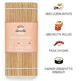 Doodee Kit Sushi Fai da Te - Video Ricette e Libro di Ricette in Italiano - Set con Stuoia in Bamboo, Bacchette, Cucchiaio e Coltello per Riso - Ideale per Hosomaki Futomaki Nigiri