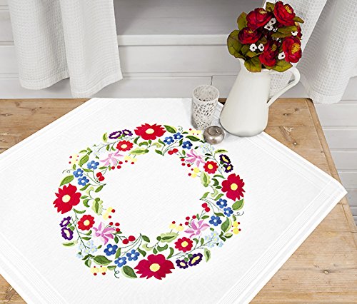 Bezaubernde Stickpackung " FARBENFROHER BLUMENKRANZ " - Stickdecke 80x80 cm - Plattstich Stielstich Nadelmalerei vorgezeichnet - Stickdecke und Stickgarn aus 100 % Baumwolle - fertig gesäumt mit eingewebtem Zierrand - qualitativ hochwertig - zum Sofort-Loslegen - zum Selbersticken - NEU aus dem KAMACA-SHOP