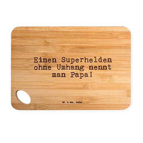 Mr. & Mrs. Panda Bambus - Schneidebrett mit Spruch "Einen Superhelden ohne Umhang nennt man Papa!" - 100% handmade aus Bambus - Brett, Schneidebrett, Frühstücksbrett, Frühstück, Bambus, Küche, Natur, Holz, Gravur, Brettchen, massiv, robust, Spruch, Motiv Papa, Vatertag, Bester Papa, Geschenk Mann, Mann, Männer, Familie Spruch Sprüche Lustig Spass Geschenk Geschenkidee Zitate