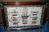 Außergewöhnliche, liebevoll handgefertigte Knotentafel- Gespanntes Segeltuch mit Seekarte und verschiedenen Knoten (Beschriftung englisch). Mittig Halbmodell Cutty Sark. Material Holz, Messing und Segeltuchstoff. Maße 48x 33 cm.