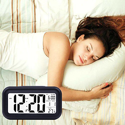 Ankoda® batteriebetriebener LED Digital-Wecker mit extra großem Display, Snooze, Datumsanzeige, Temperatur und Sensor Licht (schwarz) - 6