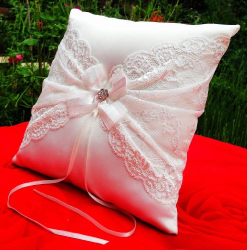 LadyMYP© Romantisch verziertes Ringkissen mit breiter, feine Spitze und Blüte aus funkelndem Strass und Tüll, (Ivory(Hellcreme)) - 2