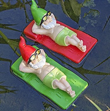 Preisvergleich Produktbild Gartendeko Schwimmtier Zwerg auf Luftmatratze L15cm (grüne Mütze)