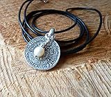  chrissona® Lederkette schwarz mit versilberter Münze und weißer Süßwasserperle, Geschenk, Frau, Kette, Halskette, Länge 80 cm, Karabinerverschluss, Münzanhänger