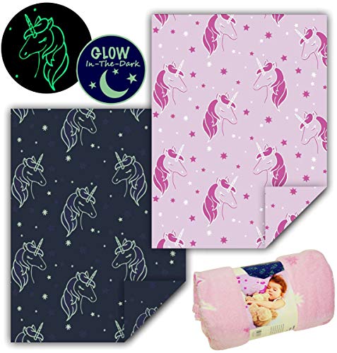 Preisvergleich Produktbild Pötter Heimtextilien GmbH Leuchtende Kuscheldecke mit Sternen + Einhörnern 150x200cm Leuchteffekt Stern Einhorn