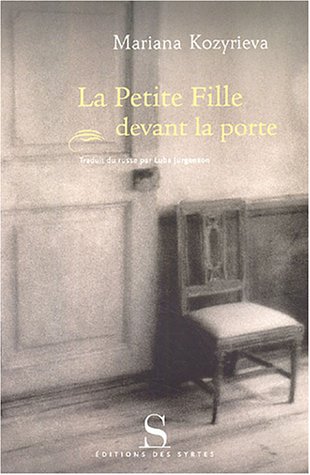couverture de : La petite fille devant la porte