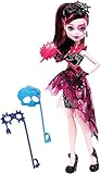 monster high draculauras geburtstag Frankie trägt ein unheimlich süßes Kleid mit Metallic-Effekten sowie glamouröses Make-up, außerdem sorgen drei monsterkrasse Axt-essoires für Mordsspaß in der Fotokabine.