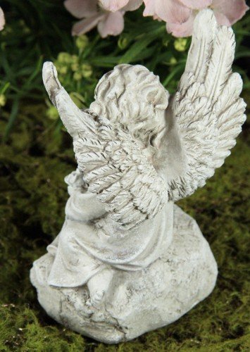 Grabengel auf Stein sitzend - 2