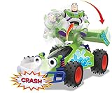 Con este vehículo radiocontrol llevarás a tu personaje favorito de toy story hasta el infinito y más allá nuestro amigo buzz cabalga sobre el alerón trasero de este buggy de color verde con luces delanteras