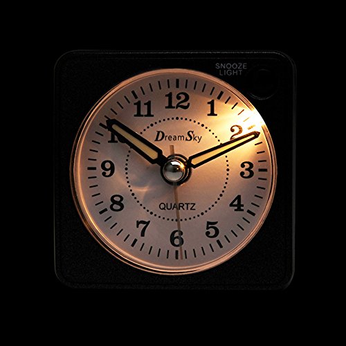 DreamSky Mini Wecker Reisewecker mit Nachtlicht, Analog Quarzwecker mit Schlummerfunktion, laut, ansteigender Weckton, kein Ticken, geräuschlos, Batteriebetrieben, Schwarz - 4