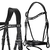 Diese Heinick Comfort Trense zeichnet sich durch das schwedische Reithalfter und das anatomische Genickstück mit erweitertem Ohrenausschnitt aus. Dadurch vermindert das pferdefreundliche Genickstück nachhaltig den Druck und ist besonders angenehm für das Pferd. Die Heinick Comfort Trensen mit schwedischem Reithalfter sind an Nasenriemen, Genickstück und Kinn weich unterlegt und verbinden besten Tragekomfort mit hochwertiger Verarbeitung und zeitloser Optik.