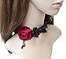 Produktbild EMAXELERS Elegant Rein Schön gotisch Band Braut Spitze Muster Halskette Necklace mit einem Rot Rose Blumen Vintage romantische Handmade Prinzessin Princess Braut Hochzeit Wedding Schwarz Spitze-Halskette Short Blumen-Halskette Perlenkette Religiöse Halskette für Mädchen,Black Lace Necklace with A Red Rose