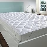 Ausgestattet mit 4 Eckgummibändern, sitzt die Auflage fest auf der Matratze ohne zu verrutschen. Die verwendete spezielle Klimafaser-Füllung aus hochwertigen, gekräuselten Hochbausch-Polyesterhohlfasern sorgt für perfekte Wärmeisolation.