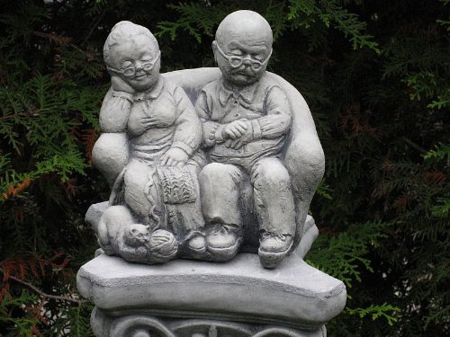 Nr.121 Steinfigur Mann Frau Oma und Opa 01 18 cm ca. 2,8 kg Frostfest Stein