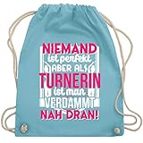 Der Jute-Beutel lässt sich wie eine Umhängetasche lässig über einer Schulter tragen oder ganz normal wie ein klassischer Rucksack auf dem Rücken und ist somit nicht nur was für Frauen sondern auch für modebewusste Männer