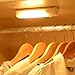 Produktbild Locisne 6 LED-Licht tragbare Wireless-Akku PIR-Bewegungsmelder Bright Night Light Bar ABS Shell mit Stick auf Streifen Dekorative USB-Lade-Beleuchtung Magnetische Klebeband Hängende Teilleuchten für Schrank Schrank Schrank Treppe Weinregale (6 LED warmweiß)