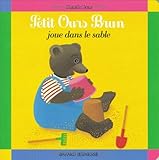 Petit Ours brun joue dans le sable
