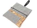 PREMIUM TABAKTASCHE MIT VIELEN PRAKTISCHEN FÄCHERN: Bei dieser Drehtabak Tasche handelt es sich um unser Premium Modell! Neben den besonders hochwertigen Materialien Kork & Baumwolle, hat hier alles Wichtige seinen eigenen Platz. Tabak, Filter, Blättchen und sogar das Feuerzeug können in den jeweiligen Fächern sicher verstaut werden.