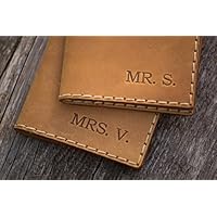 2 x Personalisierte Braune Reisepasshülle, Kartenhülle Geldbörse Portemonnaie, langlebige Aufbewahrung von ID, Kreditkarten und Banknoten mit Prägung Gravur, Passport Hülle, Kartenhalter