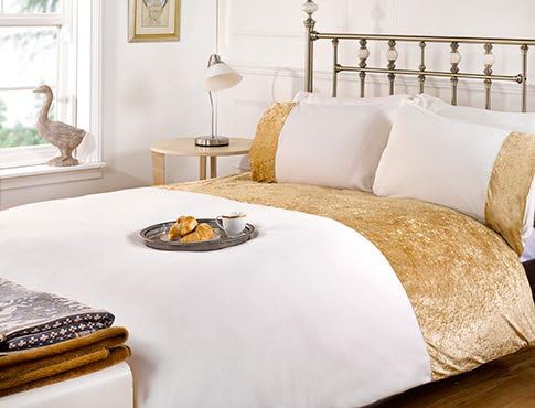 ThermaSoft Limited Four (4) Piece Luxurious Micro Fleece King Size Bed Duvet Set that offers incomparable Softness & Warmth, Easy Care and No Ironing.