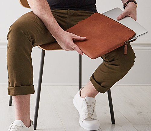 Urban Safari 13.5 Zoll Echt Leder Laptop Hülle / Spitzenqualität Leder Laptop Tasche / Laptop Sleeve für 13 – 13.5 Inch MacBook Pro / MacBook Air / Laptop / Notebook / Surfacebook / Tablet. ( Braun ) - 4