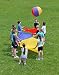 Produktbild Schwungtuch - Ballspiel, 3 farbige strapazierfähige Tücher, bis zu 9 Spieler, Durchmesser 1,4 m, inkl. großem Ball - Kinder Motorik Balance Geschicklichkeit Sport Freizeit Bewegungsspiele