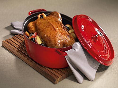 Staub Cocotte/Bräter oval mit Deckel (33 cm, 6,7 L, induktionsgeeignet, mit mattschwarzer Emaillierung im Inneren des Topfes) kirsche - 4
