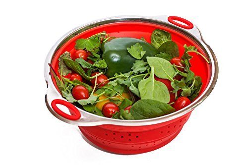 Zusammenklappbares Abtropfsieb aus Premium-Silikon von Basics2you – das Lebensmittelsieb mit Edelstahlsockel ist faltbar, kompakt und spülmaschinenfest. (Rot)