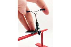 TAILWHIP Finger Scooter in Metallo per Acrobazie Mozzafiato, Mini Monopattino Giocattolo che Sviluppa la Motricità Fine, Compatibile con Finger Tech Deck Skateboard Skatepark Bike BMX, verde