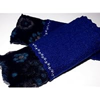 Armstulpen / Pulswärmer aus Walkwolle (Walk, Walkstoff) in Dunkelblau und Nacht-Blau mit Blumen-Relief in Türkis und Grün; Bort, Zierstiche