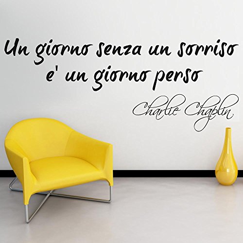 Adesiviamo Wandsticker aus Vinyl mit Zitat von Charlie Chaplin auf Italienisch „Un giorno senza un sorriso è un giorno perso“