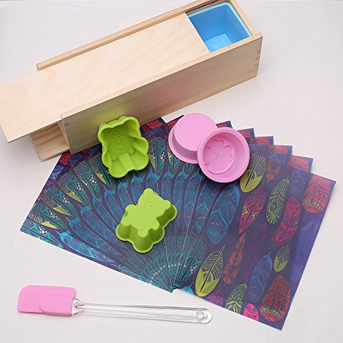 TOPQSC DIY Seifen Set rechteckige Silikonform mit Holzkiste , einem Rosa-Silikonform, 2 Bär-Silikonform, 2 kleine Formen mit Lucky Clover Bild und 20 Stück geölte Papier – ein bestes Geschenk (Blau)