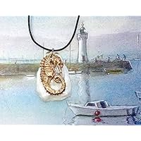 Meeresschatz Anhänger, 51mm Seepferd aus Golddbronze handgemacht auf einer Austernschale, die von den Wellen des Atlantiks poliert wurde, das ich für Sie am Strand 