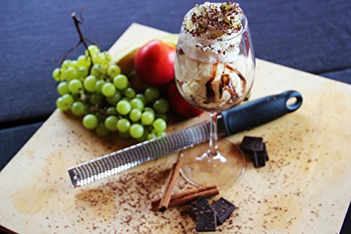 DiningZone Premium Reibe – Hochwertige Edelstahl Küchenreibe & Zester reibt feinste Hobel aus Schokolade, Zimt, Käse, Ingwer, Zitronenschale, Muskat und Knoblauch - 4