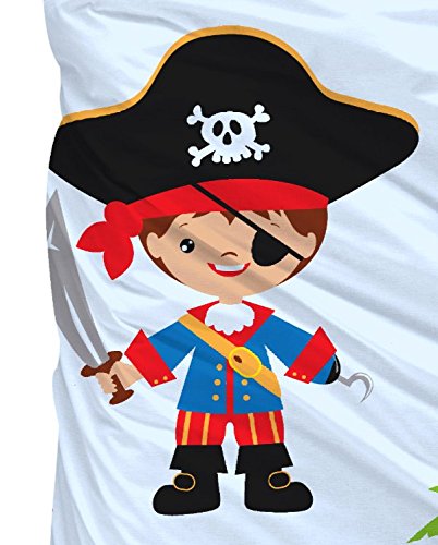 Aminata Kids – Kinderbettwäsche Bettwäsche Kinder 100×135 cm Baumwolle Jungen Pirat Piraten Seeräuber Piratenschiff Schatzinsel Piratenflagge Schatz Schatzkarte Schatzkiste blau Kleinkind KINDERGRÖSSE - 4